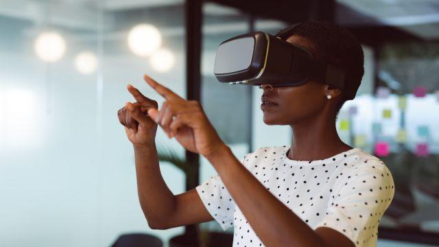 A woman wear a VR set